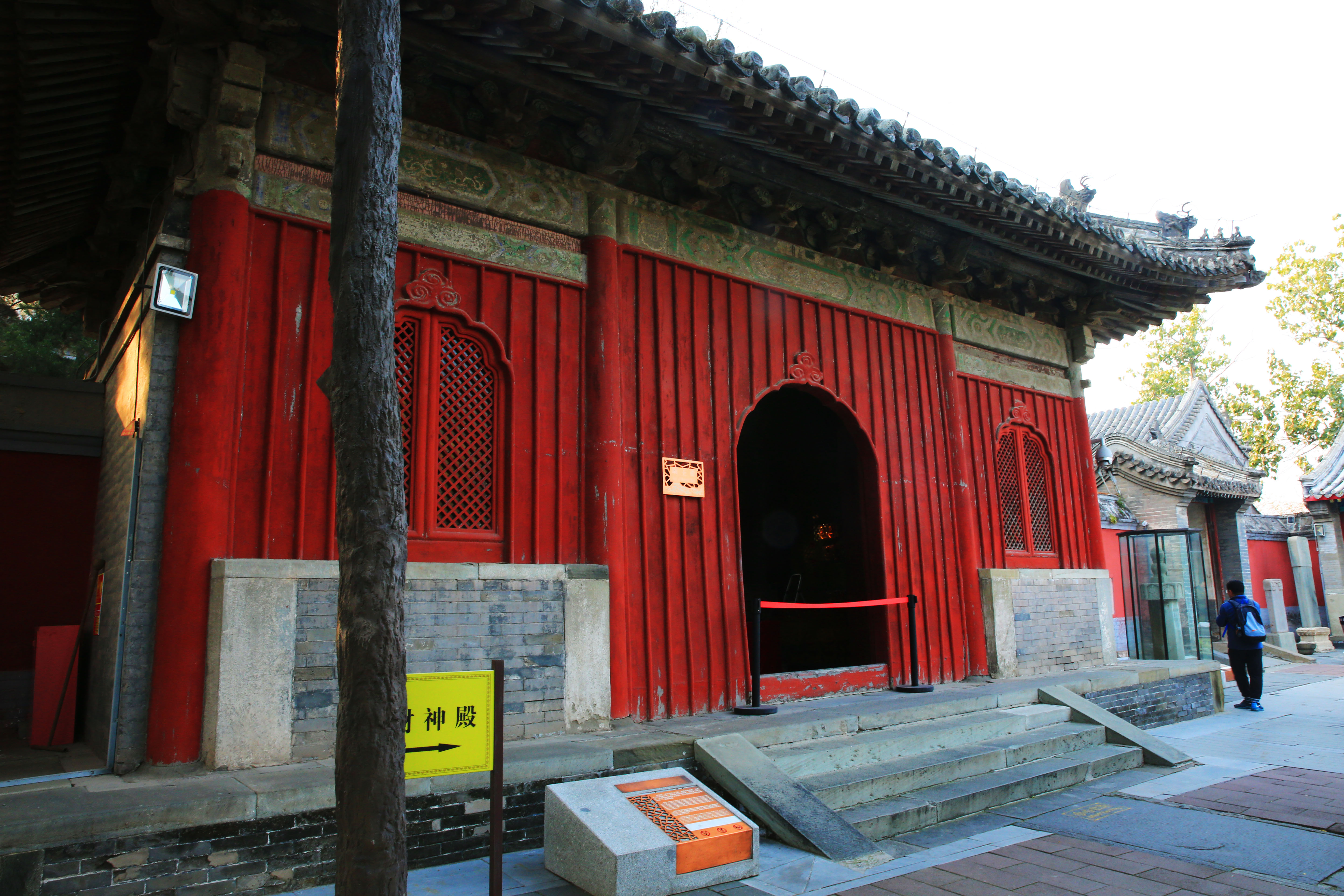 这座与潭柘寺毗邻的寺庙其地位一点也不比潭柘寺低,游客却少得多