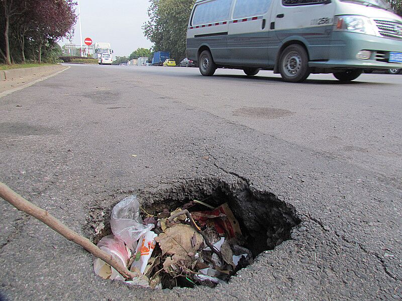 纬五路立交桥下路面塌陷出现坑洞 数月无人问津引市民担忧