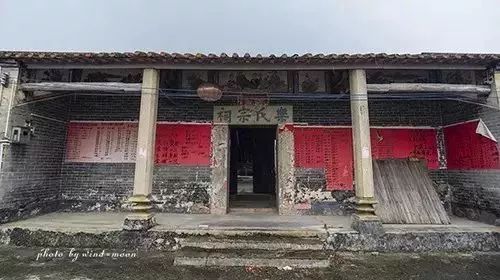 山丘之间坡地上 红瓦黄墙,前低后高 而围龙屋的建筑中心是"乐氏宗祠"