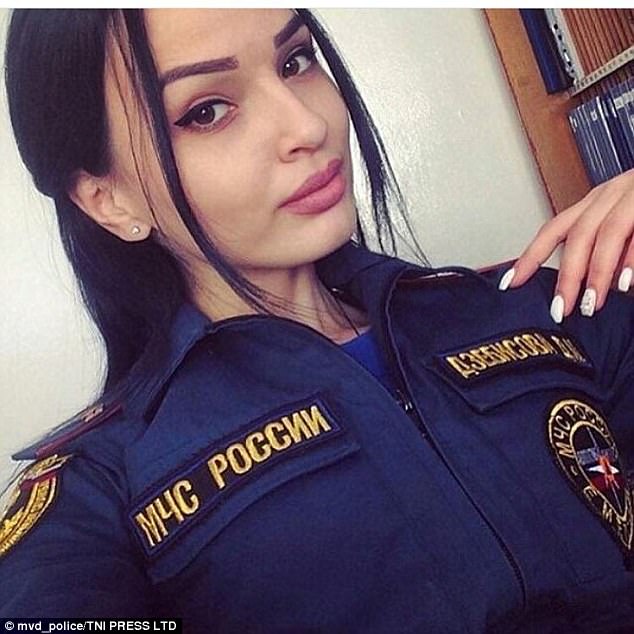 吸睛!俄女警穿制服自拍竞选最美女警官