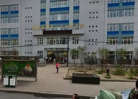 哈尔滨市南岗区一曼街2号;属于公办学校哈尔滨市第一二四中学坐落在