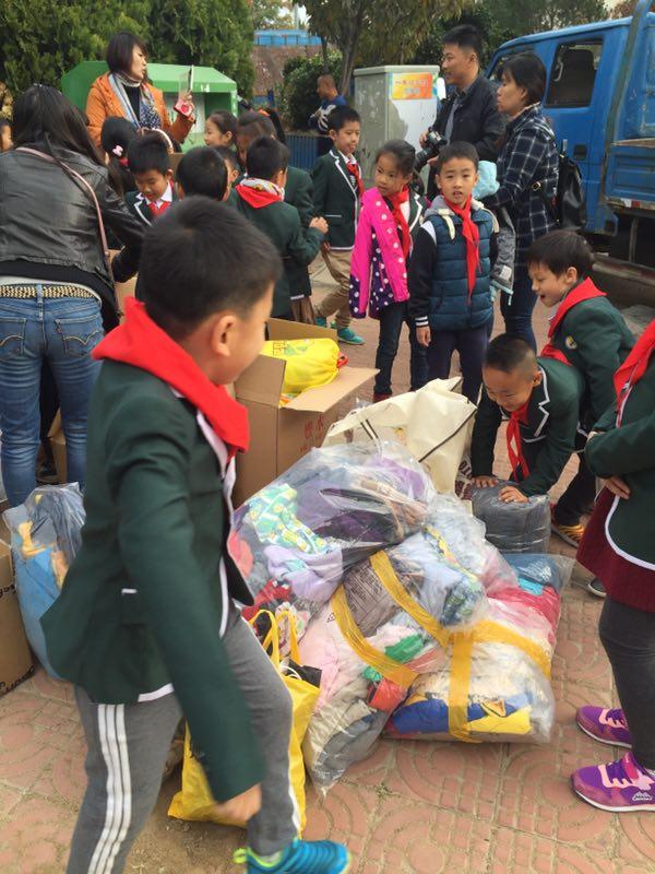 真情送温暖捐衣献爱心2016级1班向新疆贫困小学生捐赠衣物