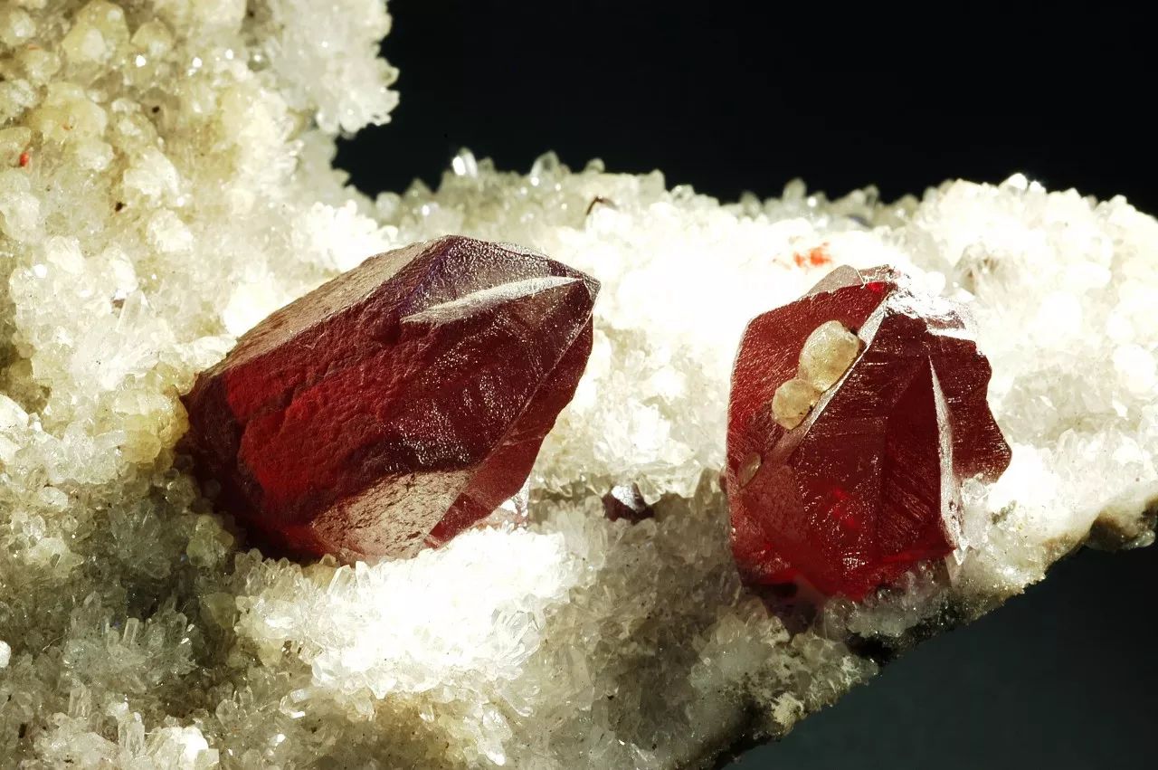 赤铁矿大理岩中的红色电气石赤铁矿电气石电气石与钠长石共生独居石短