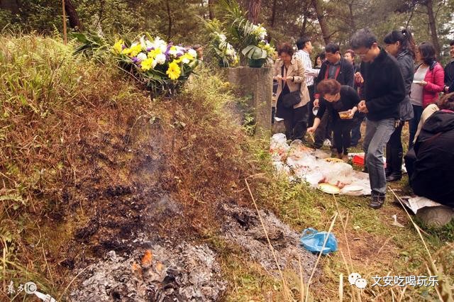 傻子上坟所谓上坟,就是清明节那天,家家派出历史