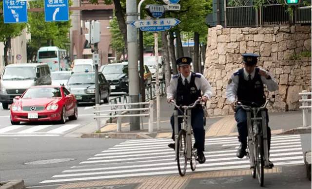 没错,你没看错,自行车,这大概也是日本警察和其他国家的警察最大的