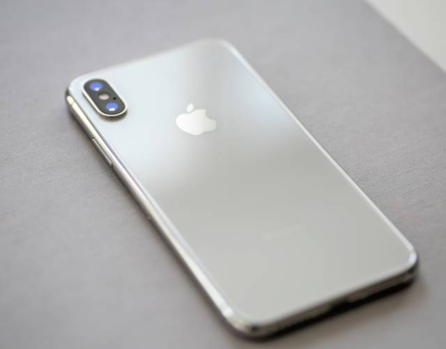 iphone x 只有两种配色——深空灰色和银色,不过两种颜色的正每萍