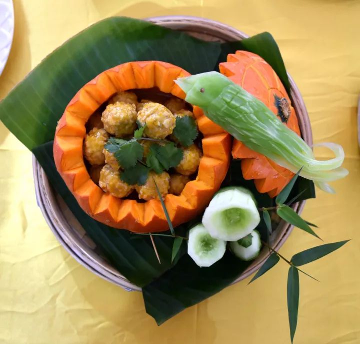仫佬族美食大赛 11月6日,来自罗城县11个乡镇和80多家餐饮业的烹饪