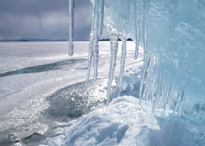 freeze的引申义就是"严寒",它有两种形式——freezing和frozen.