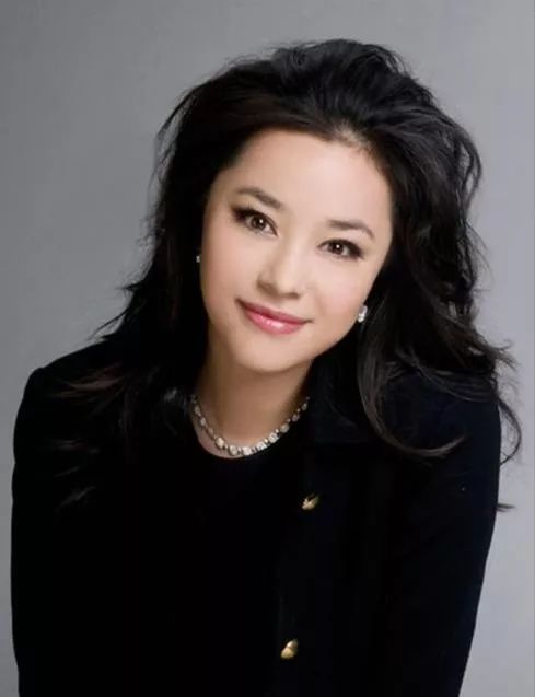 钟丽燕,女,汉族,是总政歌舞团青年独唱演员,曾在歌剧《再别康桥》中