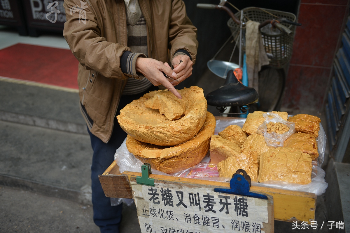 街头偶遇的卖西安老糖的小摊子,就是推个自行车走街