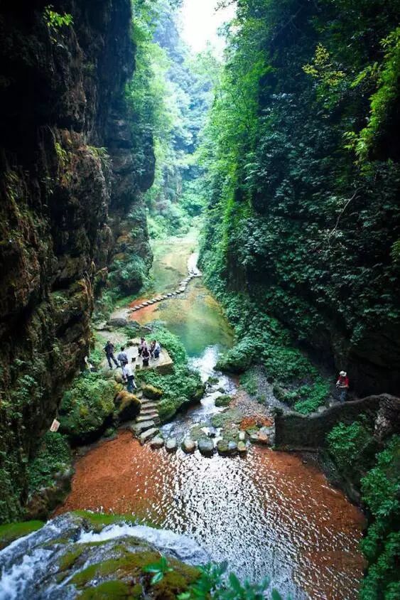 2,遵义市绥阳双门峡旅游景区古镇内石磨,竹椅,木箱,木筒,瓦罐,棕梭衣