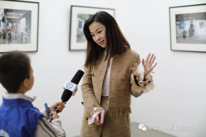 图为策展人上海工程技术大学摄影系系主任沈洁图为新华小记者采访策展