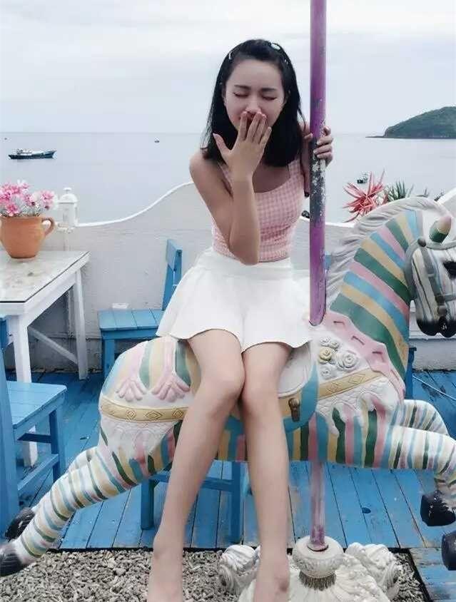 姑娘真会玩,这么大的人了,还喜欢骑木马,跟小孩子一样.