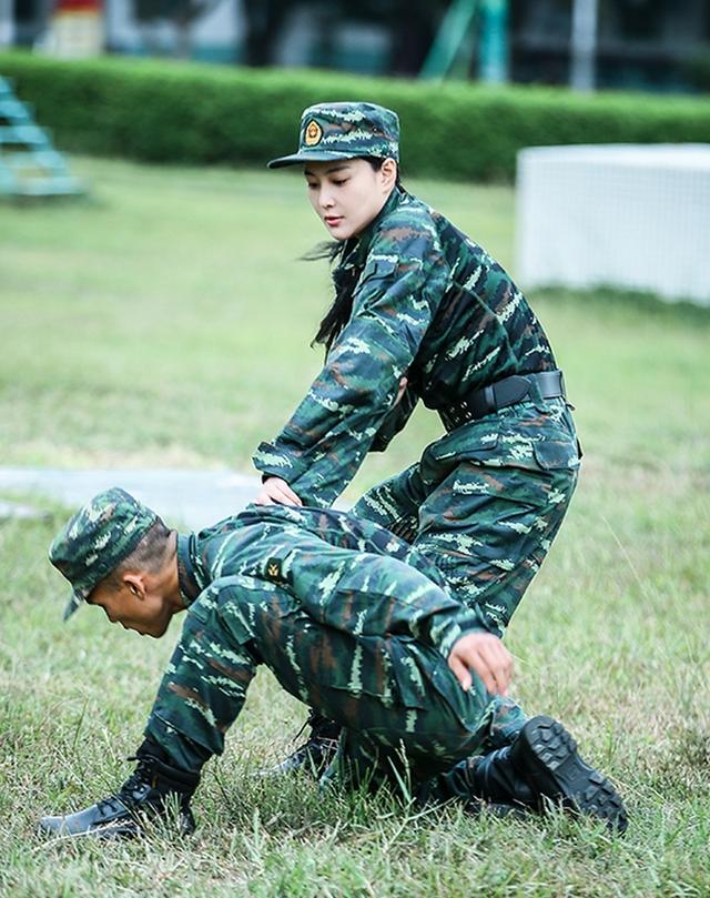 《奇犬》张馨予为目标含泪剪短发 穿军装尽显女兵风范