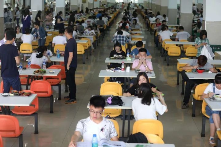 涛涛可听说大连民族大学的 食堂是整个大连高校数一数二的,味美价廉