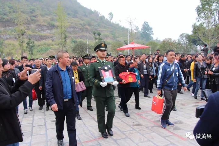 送英雄最后一程今天(11月8日)下午两点三十分鲁信烈士骨灰将从黄果树