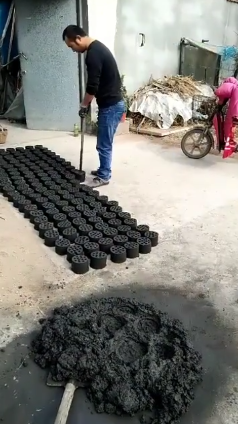 蜂窝煤原来是这样制作的只能在农村见到了用过的至少80后
