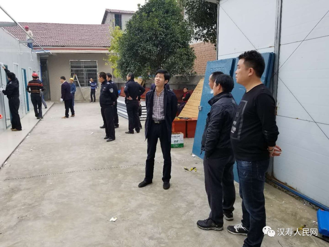 龙阳街道党工委书记吕孝胜现场调度【视频】对户主聂某某违法建筑进行