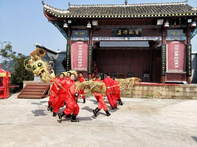 (图为梁山灯戏表演)梁山灯戏,癞子锣鼓,梁平抬儿调,舞草龙……来自寨