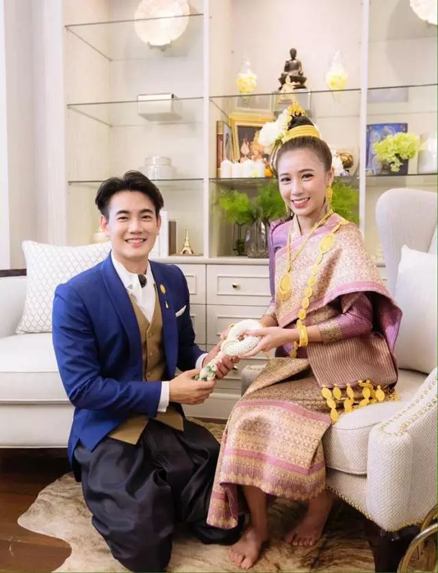 老挝女星与泰国男星喜结连理,新郎真帅!