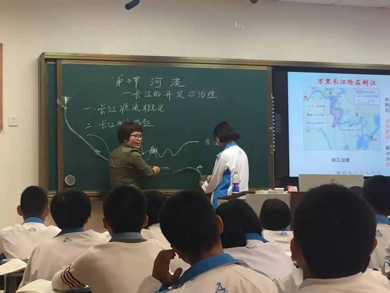 陈白老师的实验探究式地理课堂,以《长江之歌》作为开场,利用导学案的