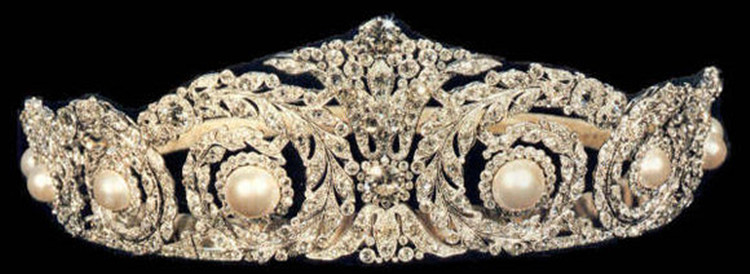 HK社长说珠宝 | 西班牙王室最贵的六顶王冠!