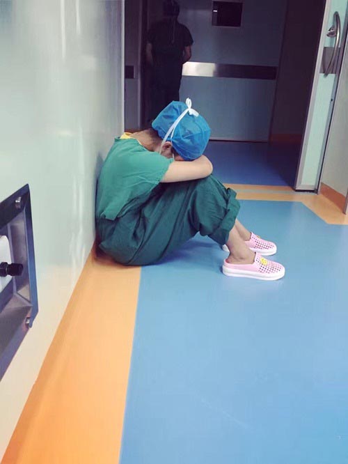 参与手术的小护士直接累倒了