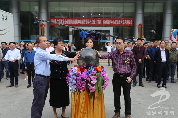 县委常委,宣传部长林苏洪,副县长陈美慧与相关领导嘉宾共同启动触摸球