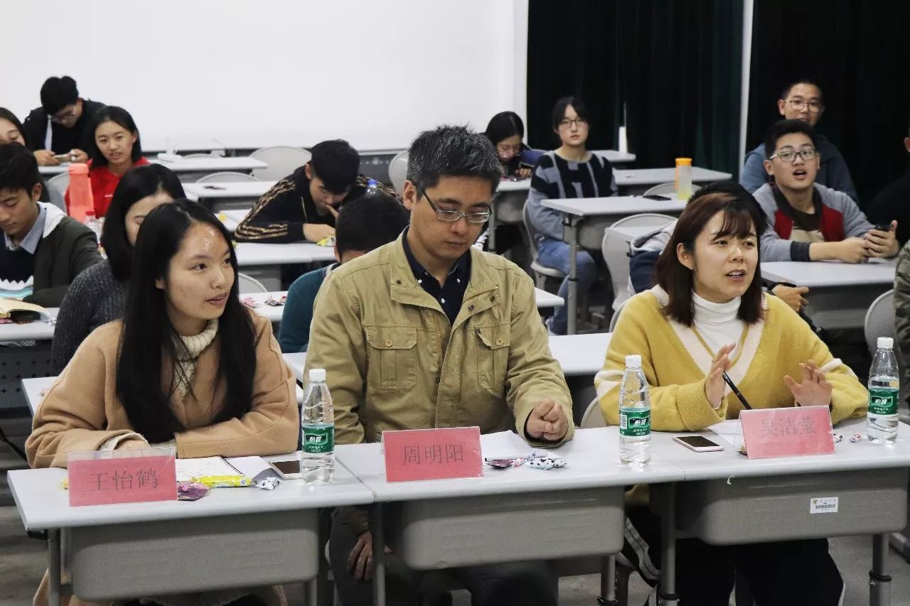 评委评价 赛后,吴洁莹老师与王怡鹤学姐称赞了八位辩手的机敏睿智.