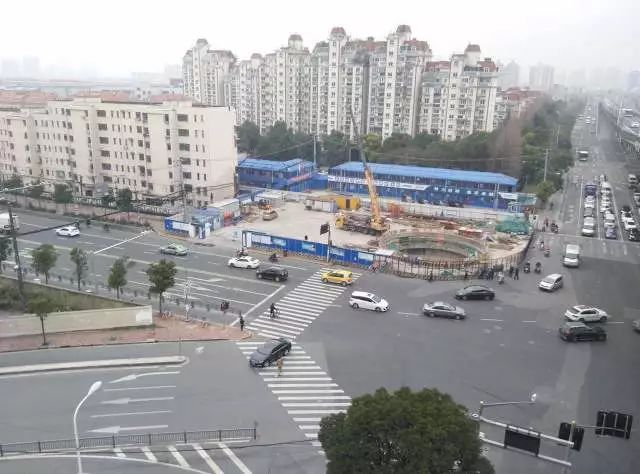 江杨南路保德路路口▲殷高西路高境路路口▲该道路西侧的施工是恒皋