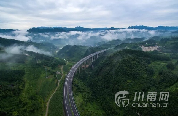 g76高速公路穿行在崇山峻岭之间