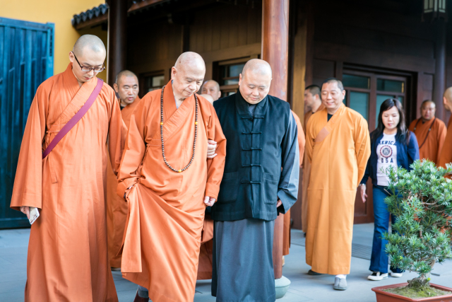 台北善导寺了中长老一行莅临玉佛禅寺,赠太虚大师亲笔手墨