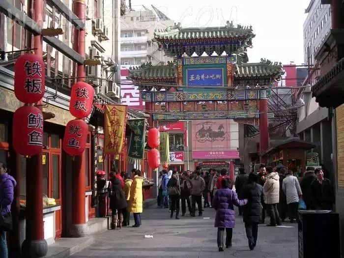 社会 正文  王府井小吃街 说北京人不逛王府井有点不现实,但北京人