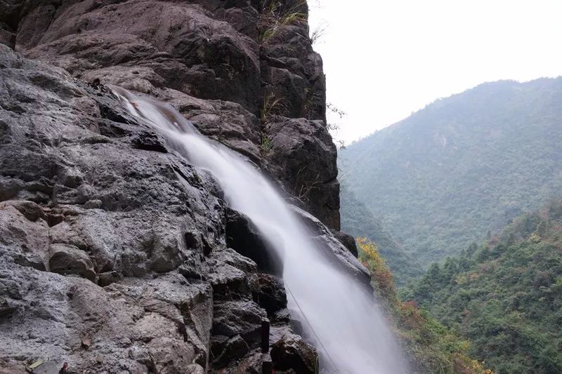 滴水岩瀑布景区位于湖南省临武县西南部,地处湘粤边境,为国家aaa级