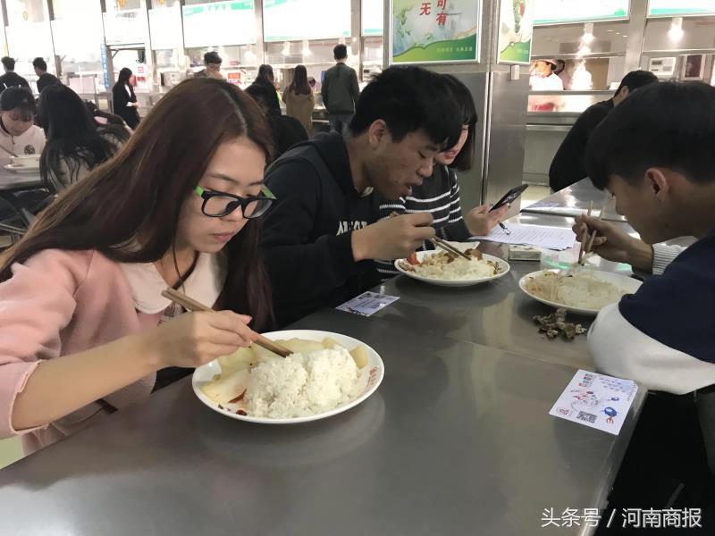 酸辣土豆丝一元,炒冬瓜丁一元……近日,南阳理工学院的食堂火了,每天