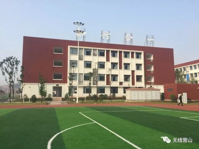 一个是云凤实验小学校(西城校区),一个是营山县华育中学(西城校区)