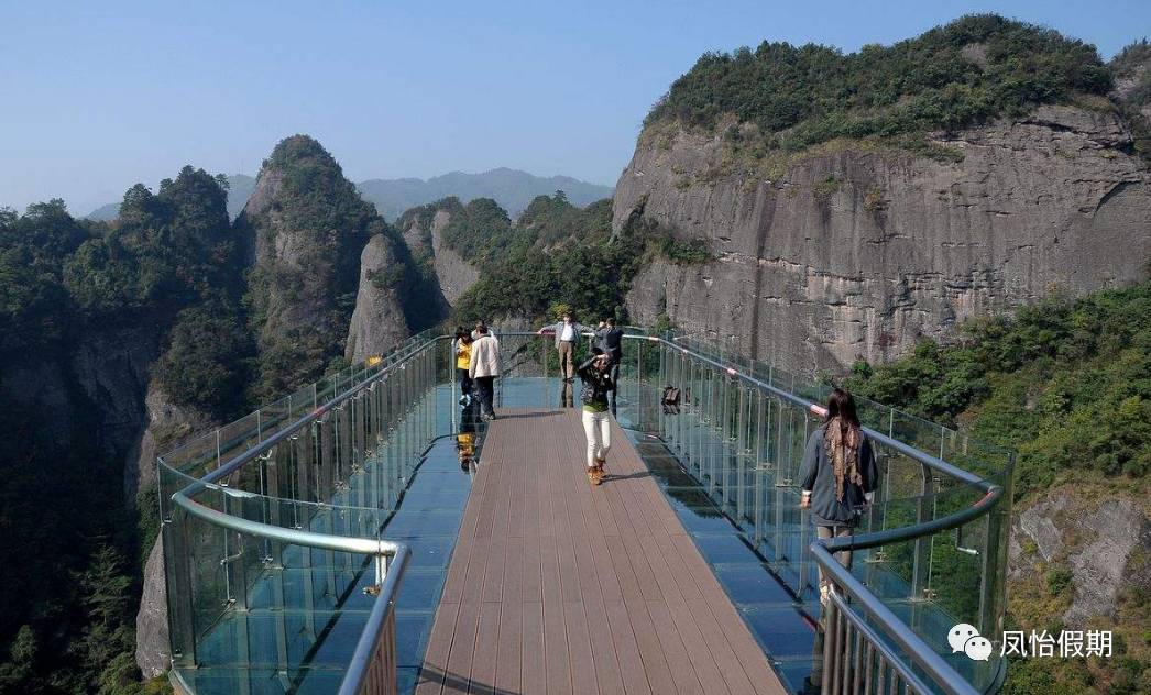 游览国家地质公园【天门山风景区】,参观与美国科罗拉多u型观景