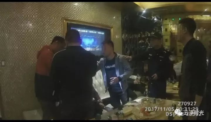 云浮:河南东路某酒吧有人聚众吸毒被警方抓获