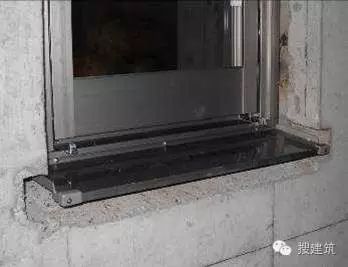 窗边两侧下口预留槽口,同步安装成品窗台板.