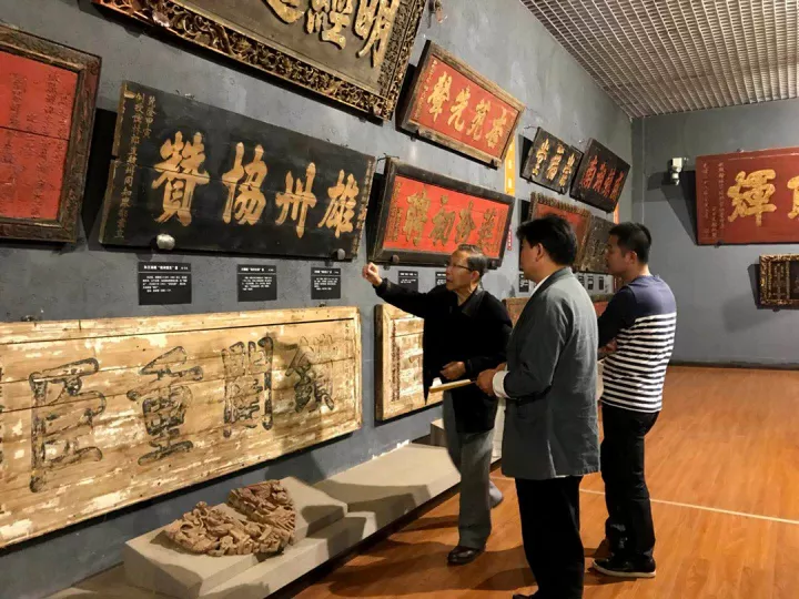 栏目组走访华邦红木,先后参观华邦大艺家具作品展示厅,华邦木艺博物馆