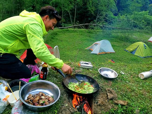 湘西十八洞露营野炊绳降探洞体验