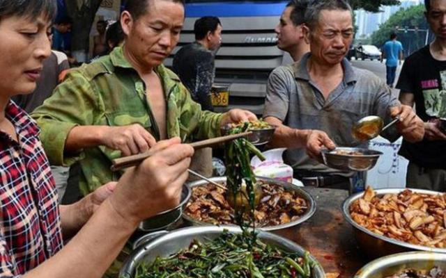 工地民工的伙食不求精致只为吃饱这样的饭菜已经足够好