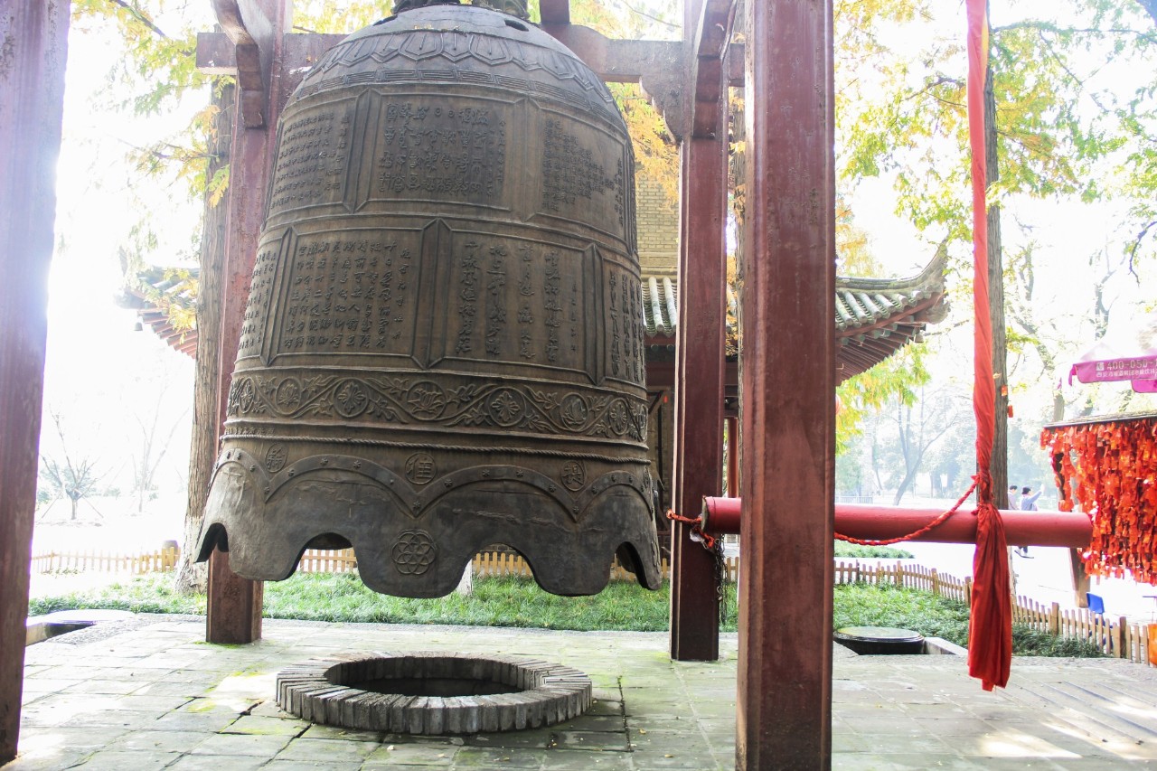 赶紧跑到小雁塔的脚下 其实也不算小 作为"关中八景"之一的雁塔晨钟