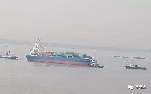 【更多】看点 | 中国一货轮在韩国水域搁浅 船身明显倾斜