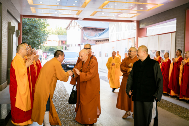 台北善导寺了中长老一行莅临玉佛禅寺,赠太虚大师亲笔手墨