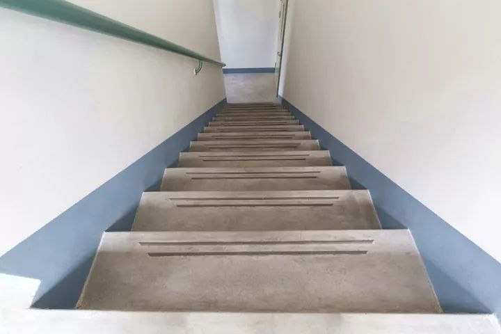 水泥砂浆楼梯粗粮细作,防滑条精细实用楼梯间管道穿墙处理规范美观