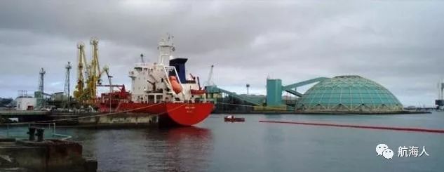 【头条】强风浪袭击港口导致在码头作业的油轮断缆 两艘紧急离码头