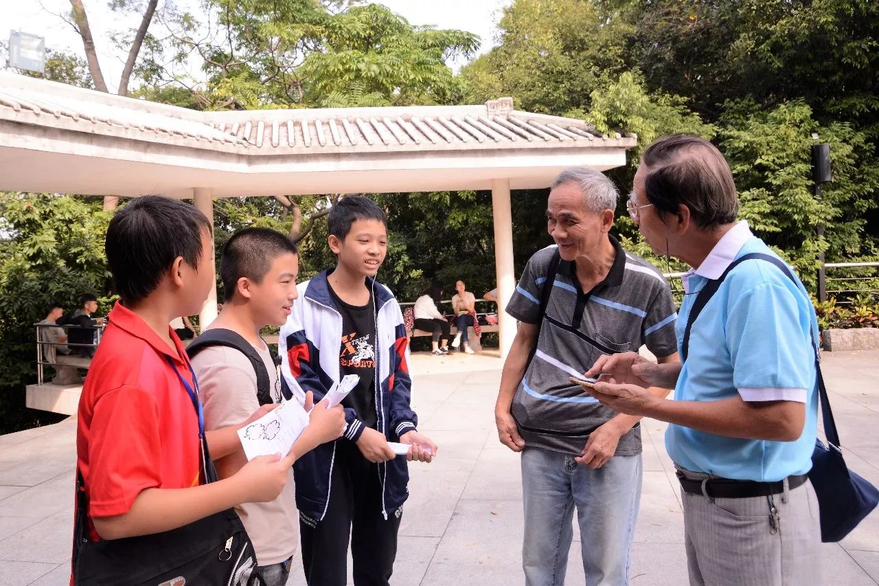 学生采访陌生人