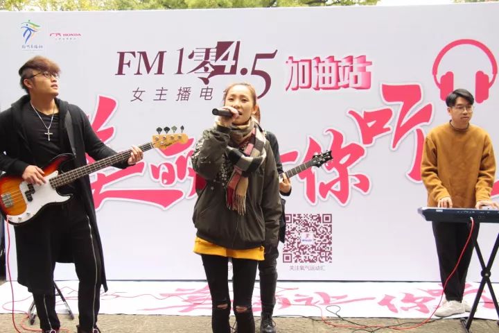 西湖风景区虎跑路上的 fm93加油站