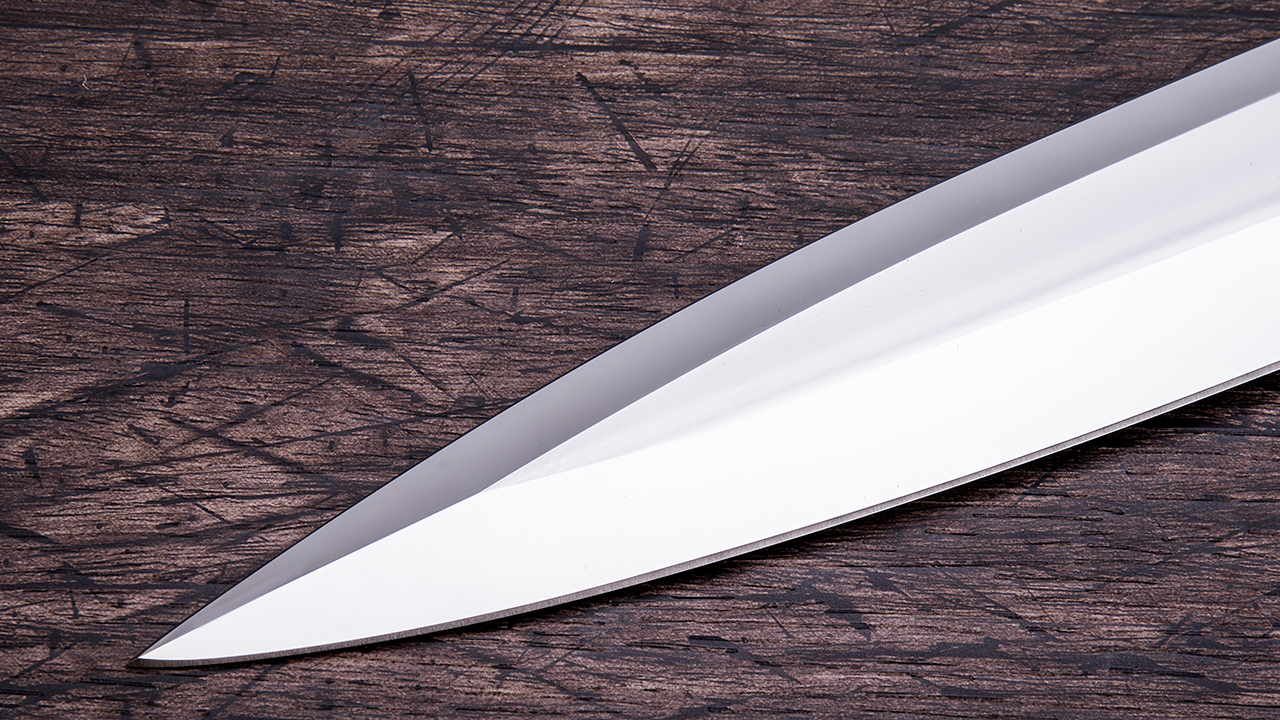 刀刃研磨精美刀背由铜夹合这种处理方式也起到稳固刀身的作用手柄采用